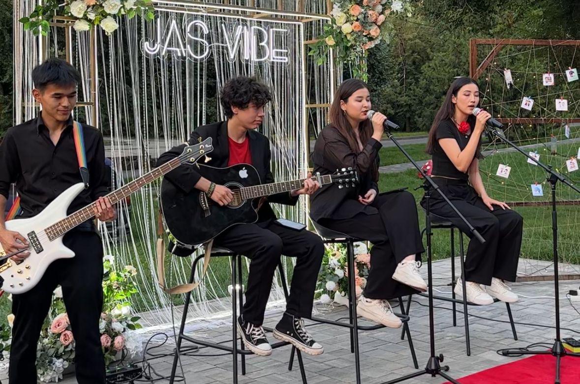 Алматыда жастар күніне орай "Jas Vibe" акустикалық кеші өтті